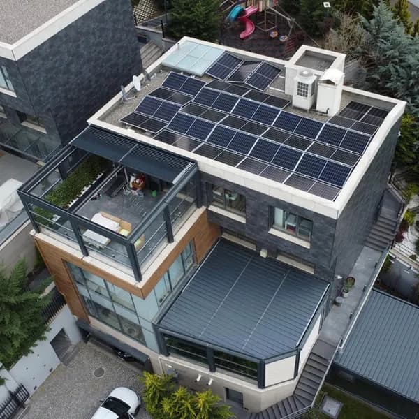 Çatısında güneş paneli bulunan modern villa, drone çekimi
