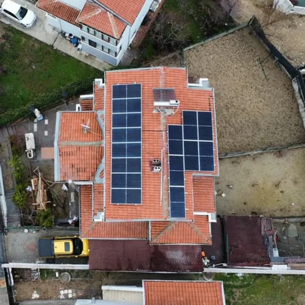 Kiremit çatıya kurulmuş güneş panelleri, drone çekimi