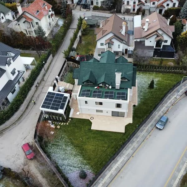 Güneş panelli müstakil ev ve bahçesi, drone çekimi