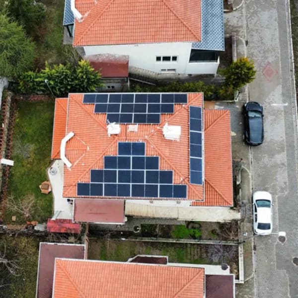 Kiremit çatıda simetrik panel yerleşimi, drone çekimi