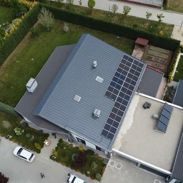Metal çatıda güneş panelleri ve çevresi, drone çekimi